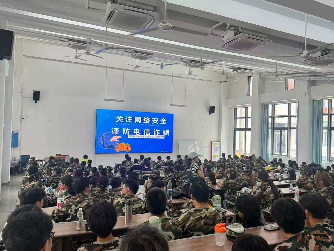 安全“不打烊”！ ——工艺美术系组织开展国庆中秋假期安全教育主题班会