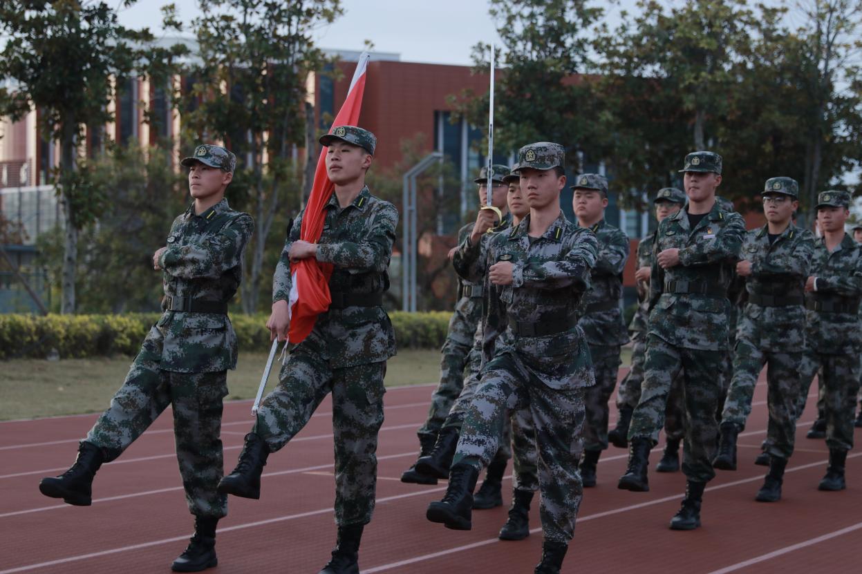 红旗飘扬 初心滚烫——工艺美术系组织开展“雷锋月”主题升旗仪式