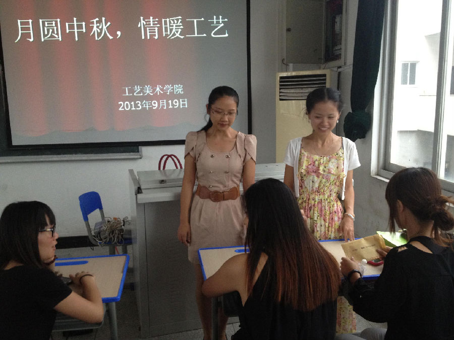 月圆中秋，情暖工艺——文明志愿者行动