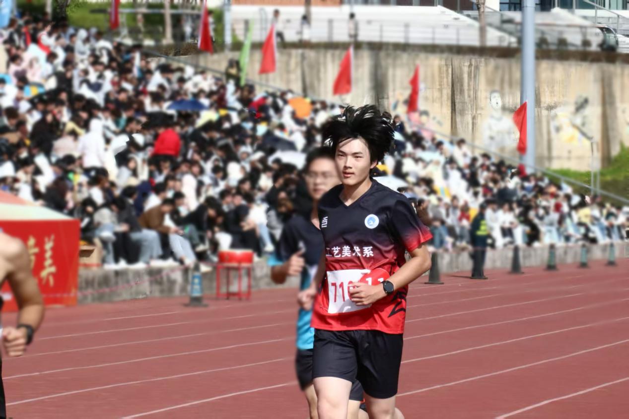 笔墨绘初心 赛道展豪情——记工艺美术系王家盛同学5000米赛道拼搏瞬间