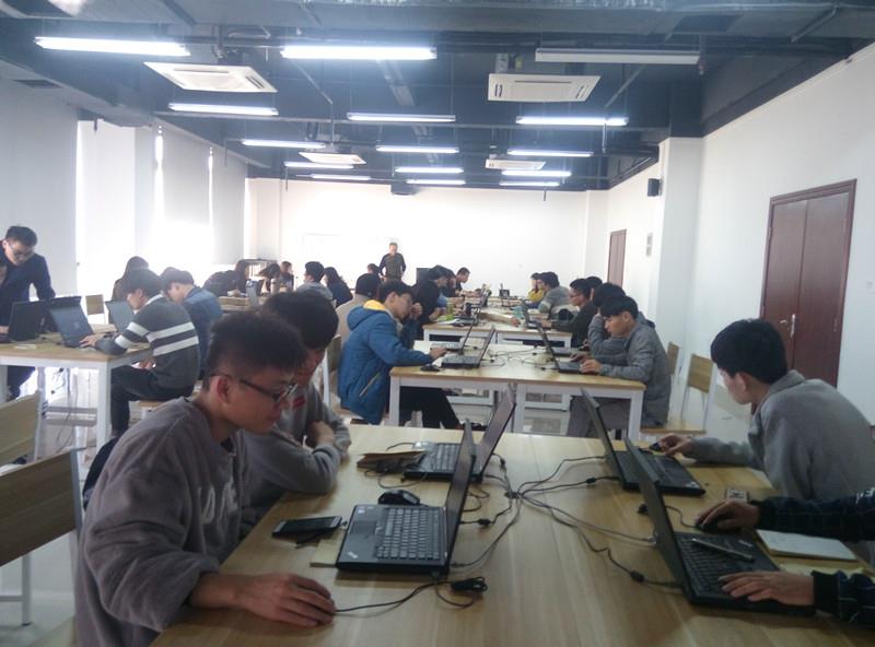 工艺美术学院张建华主任走访实习单位看望顶岗实习学生