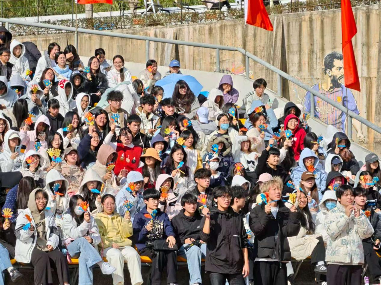 艺系同心，助威赛场|工艺美术系摇旗鼓鸣显热血