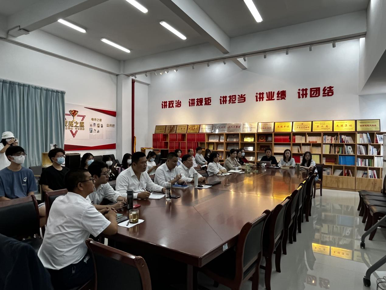 工艺美术系师生认真收听收看党的二十大开幕盛况