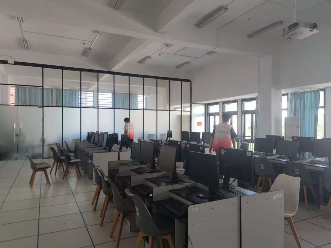 工艺楼机房卫生大清扫，营造优质教学环境