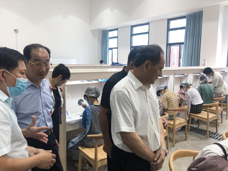 福建省人大常委会副主任邓力平一行到工艺美术学院检查指导