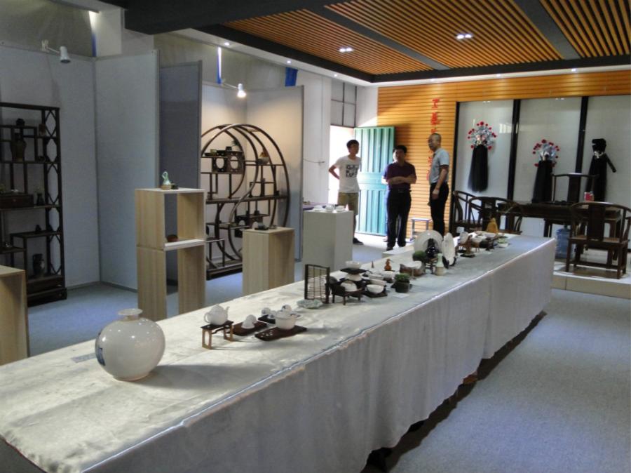 彭院长莅临工艺美院参观指导  “窑望工意”陶艺制作学生作品展