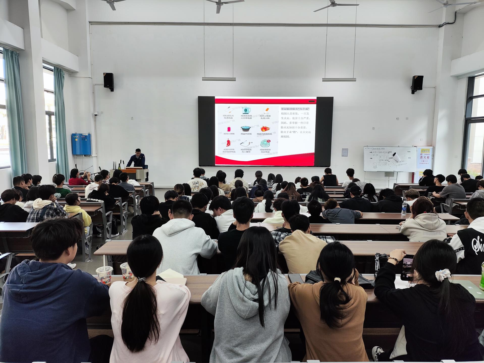 “预防为主，生命至上”——工艺美术系成功 举办消防安全讲座暨灭火实操演练