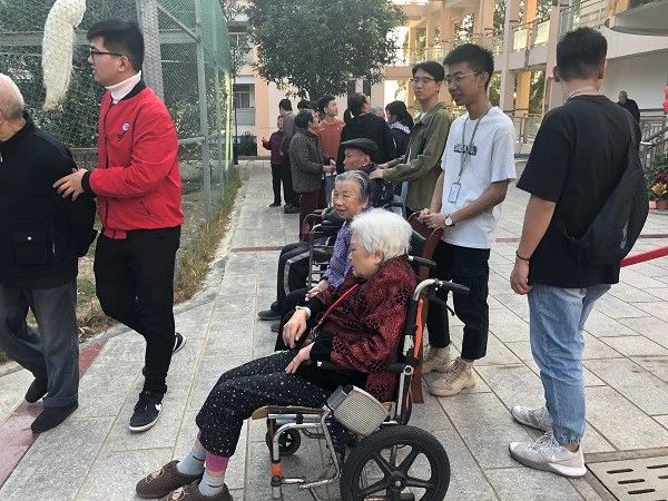 敬天下老人，扬工艺美德
